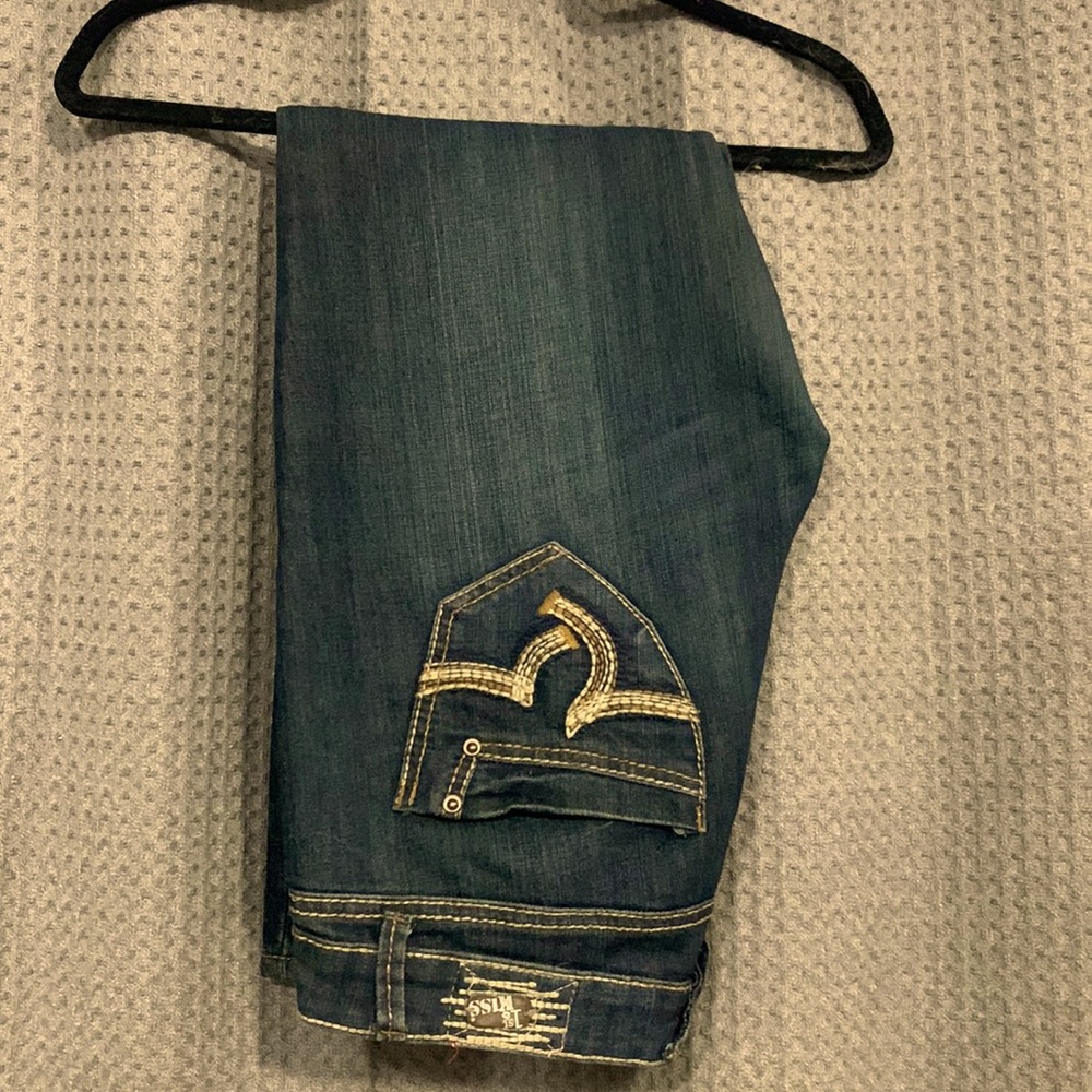 1st Kiss Jeans, skinny, low waist, zippered legs.